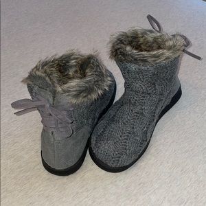 Women’s faux fur bootie slippers size 7